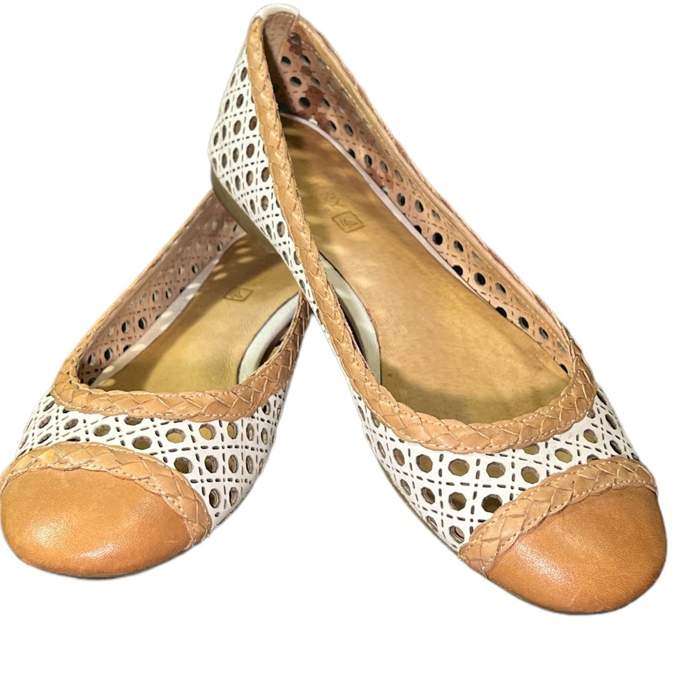 Sperry Top Sider EUC tan and white leather slippers. Size 6 M